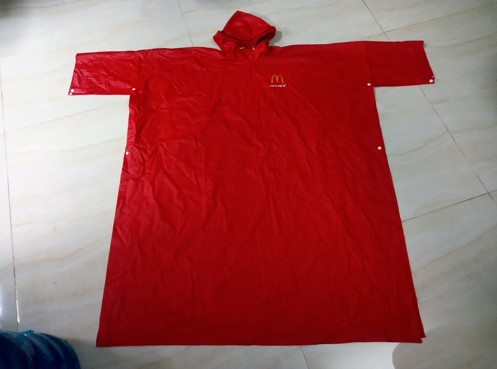 áo mưa quà tặng nhựa PVC màu đỏ cờ in logo theo yêu cầu