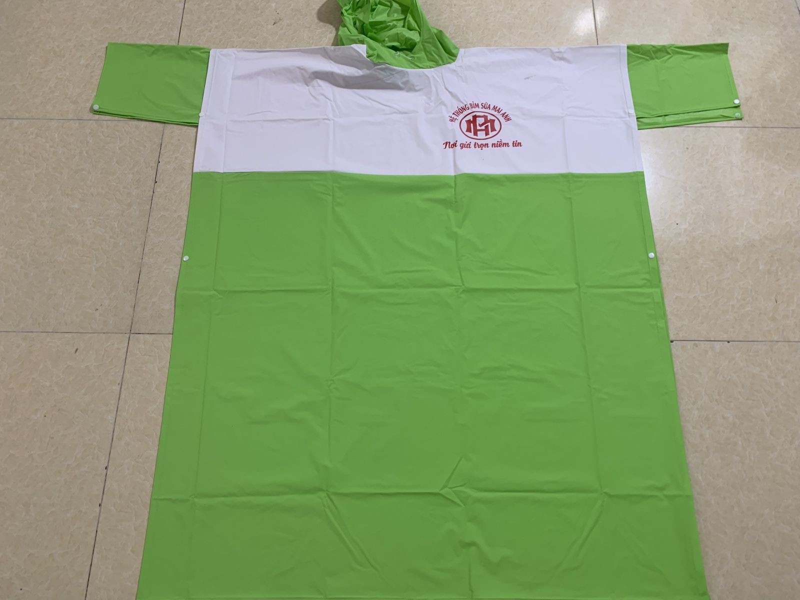 đặt in áo mưa theo yêu cầu hệ thống biểm sữa Mai Anh
