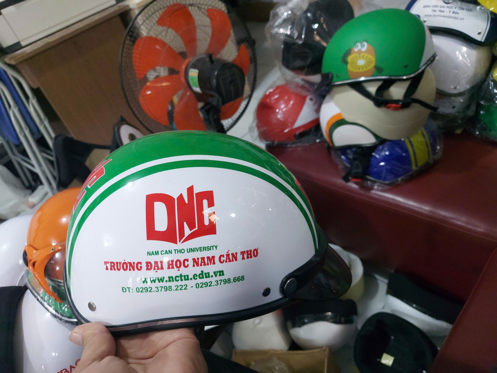 nón bảo hiểm quà tặng in logo thương hiệu trường đại học cần thơ