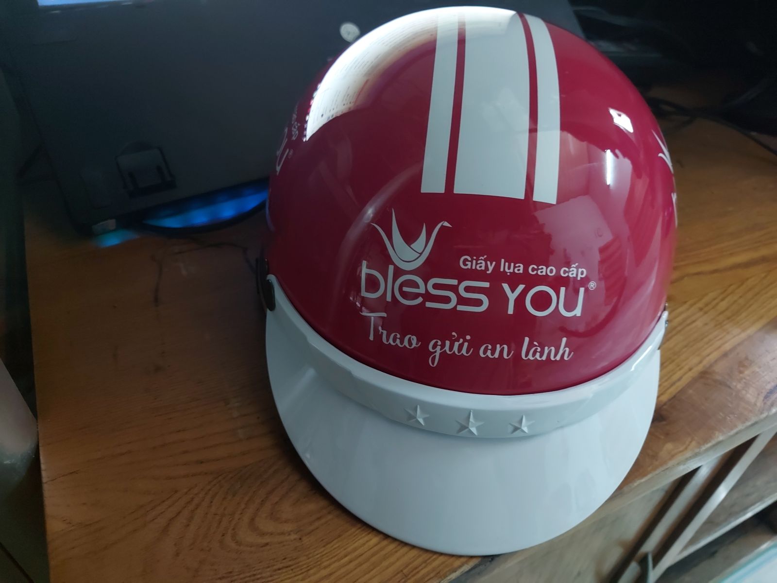 mẫu mủ bảo hiểm quà tặng in logo theo yêu cầu cty giấy BLESS YOU 2018