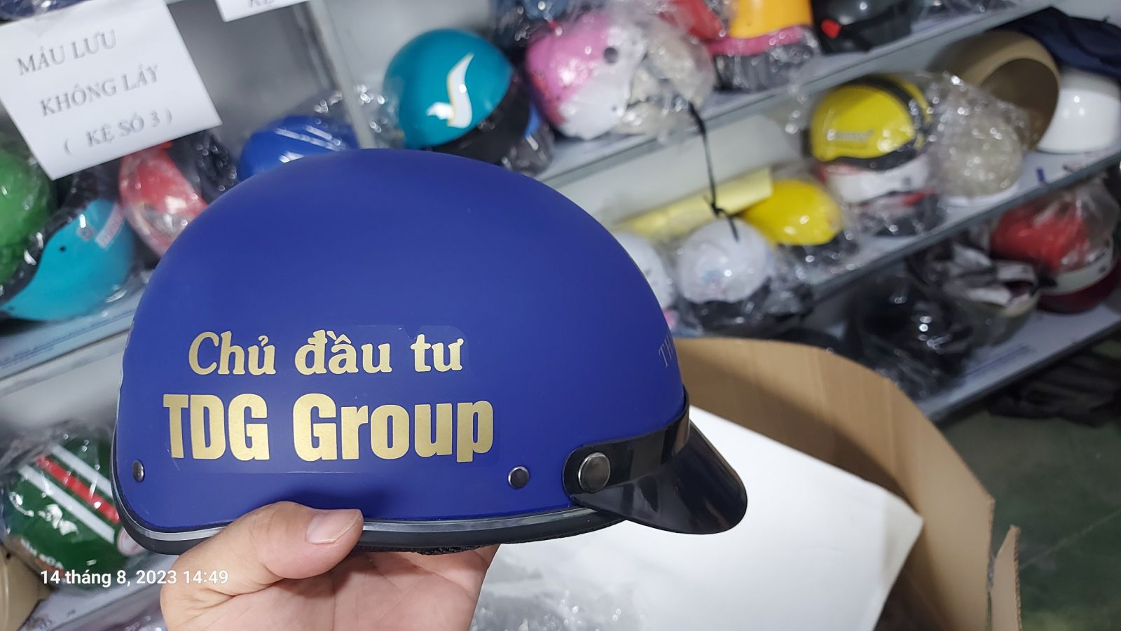 đặt nón bảo hiểm cho công ty The Maris
