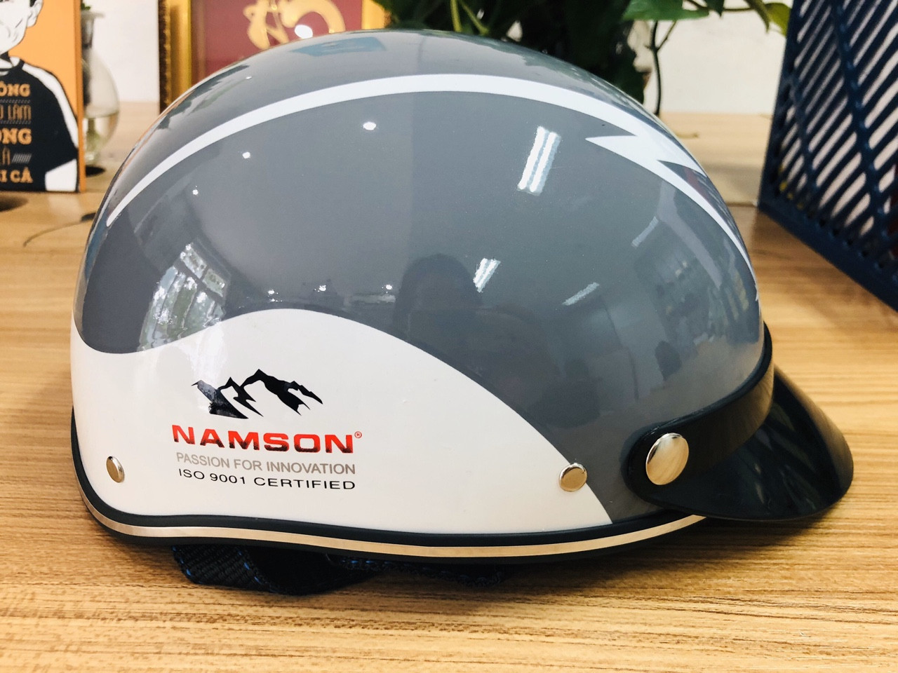 in logo lên nón bảo hiểm theo yêu cầu công ty Nam Sơn