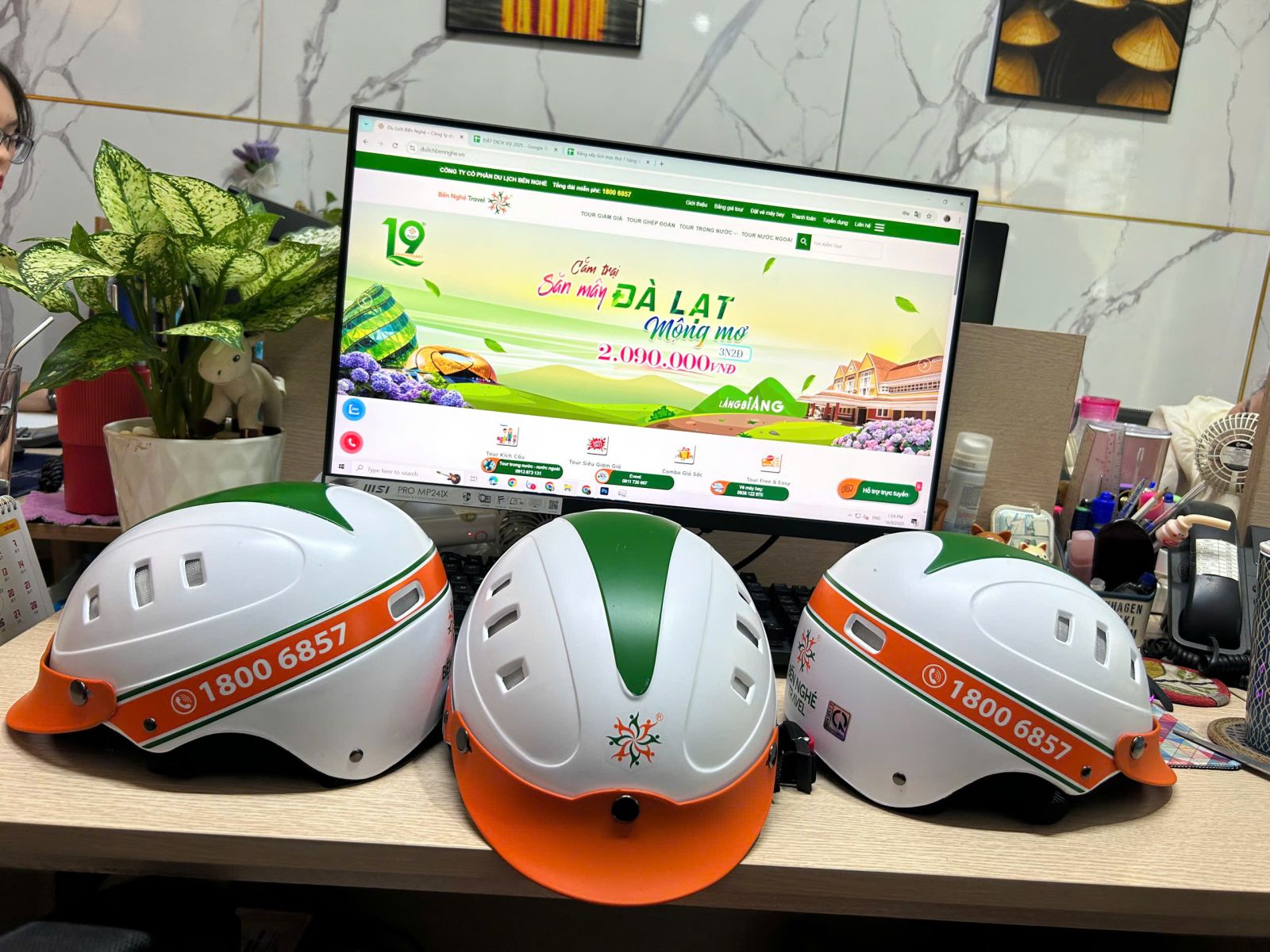 nón bảo hiểm in logo Bến Nghé Travel