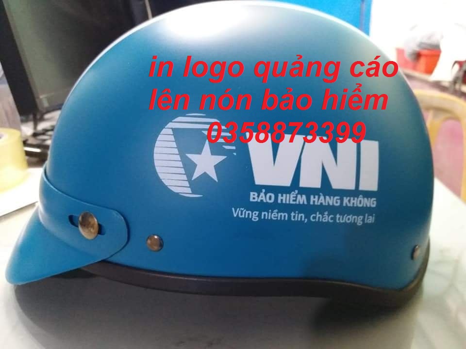 in logo quảng cáo lên nón bảo hiểm hiệu vni